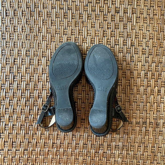 Shiny black t-strap wedge platform sandals - Picture 3 of 4